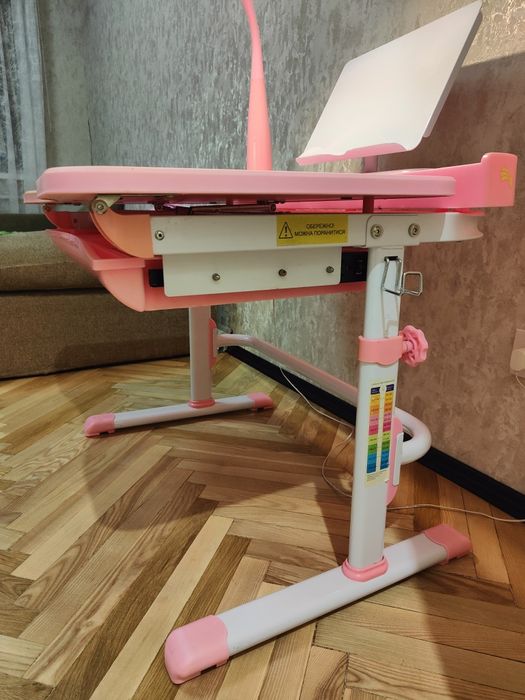 Парта з стільцем для дівчинки