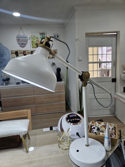 2 candeeiros com lâmpadas led branco frio