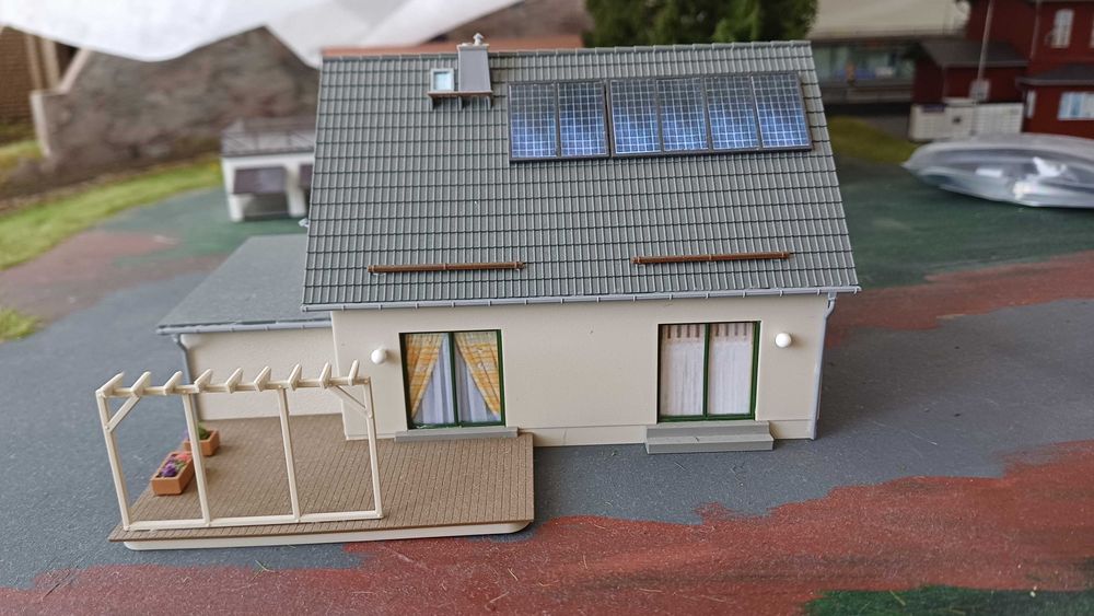 Dom wolnostojący z garażem Auhagen 11454 H0 skala 1:87