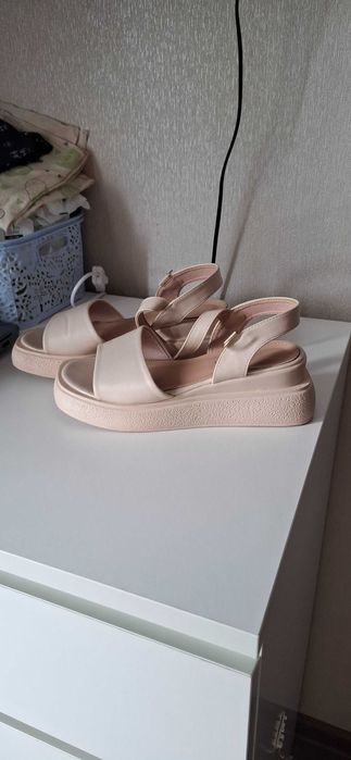 Босоніжки 37 розміру