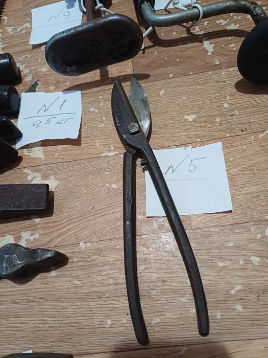 Молотки, напильники, ножницы по металу, ручные дрели, пилы по дереву.