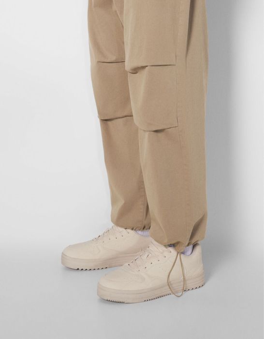 Штани парашути вільного крою від BERSHKA