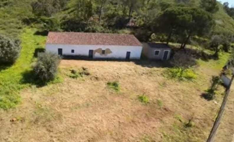 Quinta aprazível, perto de Silves com ribeira e com parcela urbana