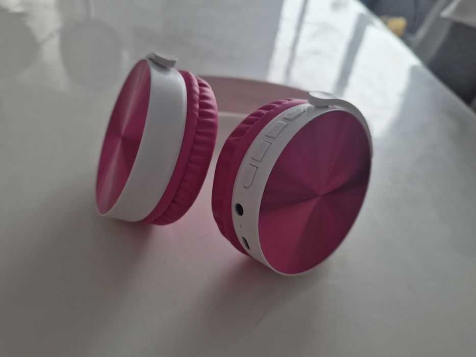 Бездротові навушники Maybelline New York з Bluetooth-з'єднанням.