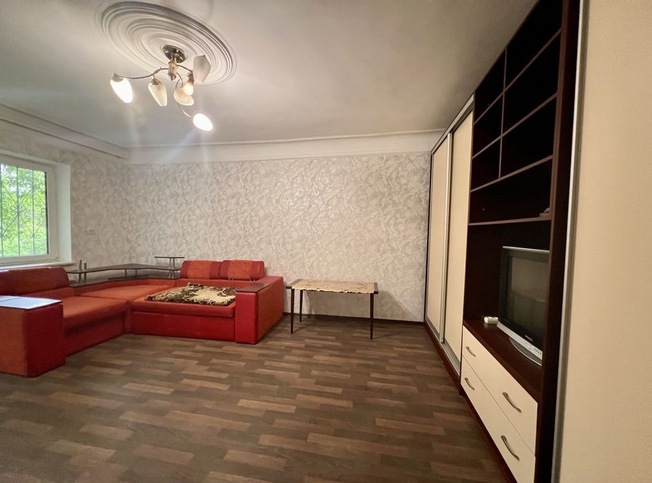 Продам гарну квартиру в приватному будинку