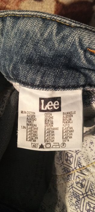 Niebieskie damskie spodnie jeansowe.