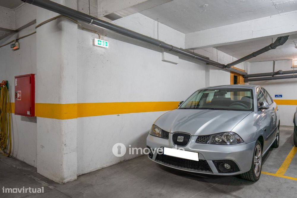 Apartamento T2 com estacionamento e terraço, em Vialonga
