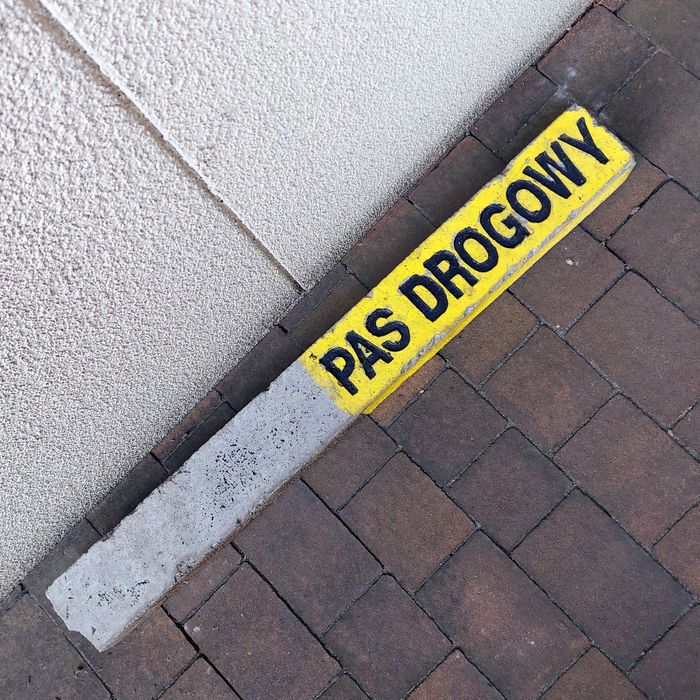 Betonowy słupek, granicznik PAS DROGOWY