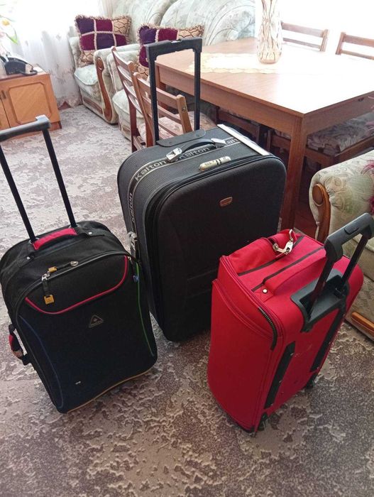 Продаются валізи різних розмірів.