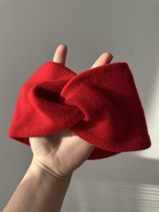 Червона повʼязка на голову