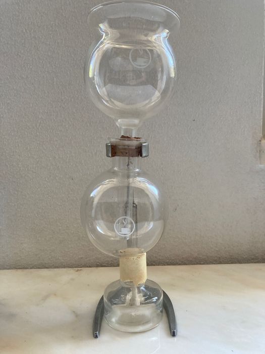 Conjunto de três cafeteiras históricas para colecionador