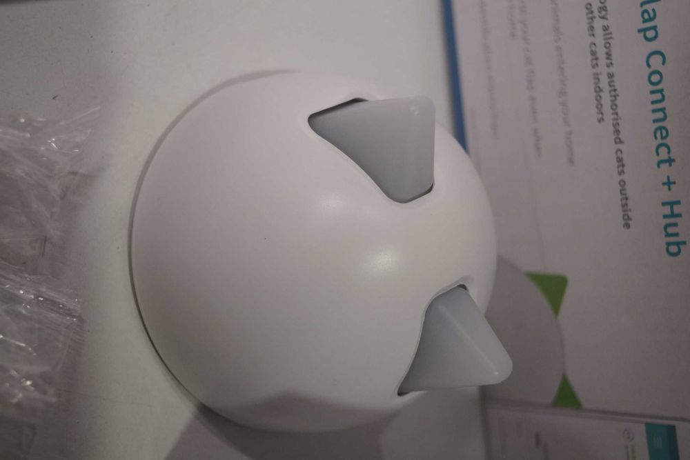 Drzwiczki dla kota Microchip Cat Flap Connect SureFlap + Hub białe