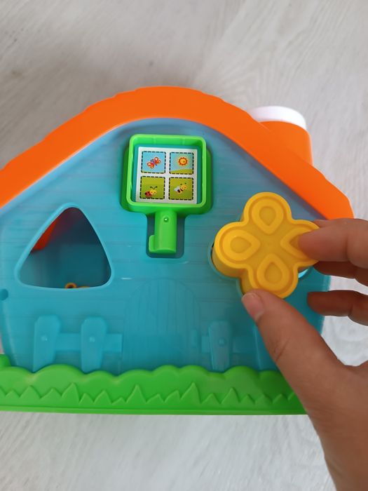 Casa de brincar com formas geométricas para encaixar