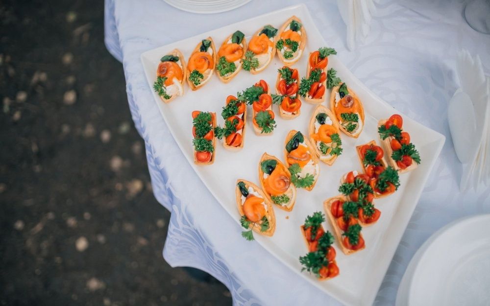 Послуги кухаря, офіціанта на ваше свято: 4000 грн(4 години) .Кейтеринг