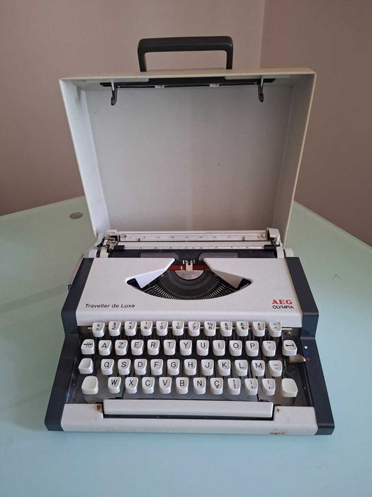 Máquina de escrever Olympia Traveller de Luxe