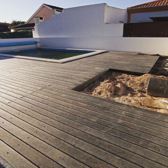 Decks, pérgolas, mobiliário exterior, relva natural e sintética