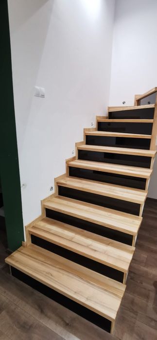 Obłożenie schodów drewnem, schody na beton, stopnie dębowe, jesionowe.