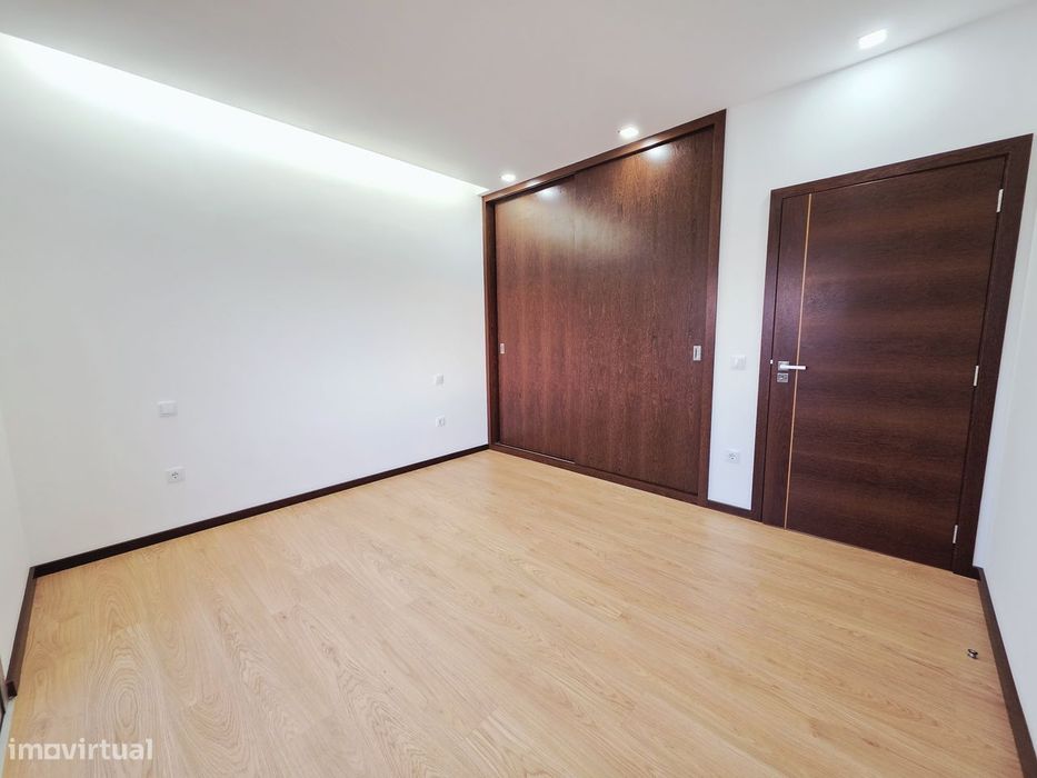 Vende-se T3 semi-novo com 1 ano de uso centro de Oliveira de Azeméis