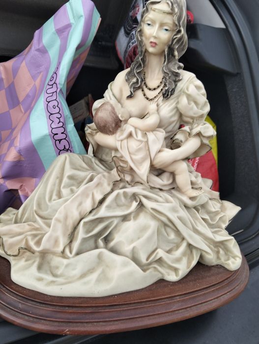 Estatueta estilo clássico mãe amamentar o filho
