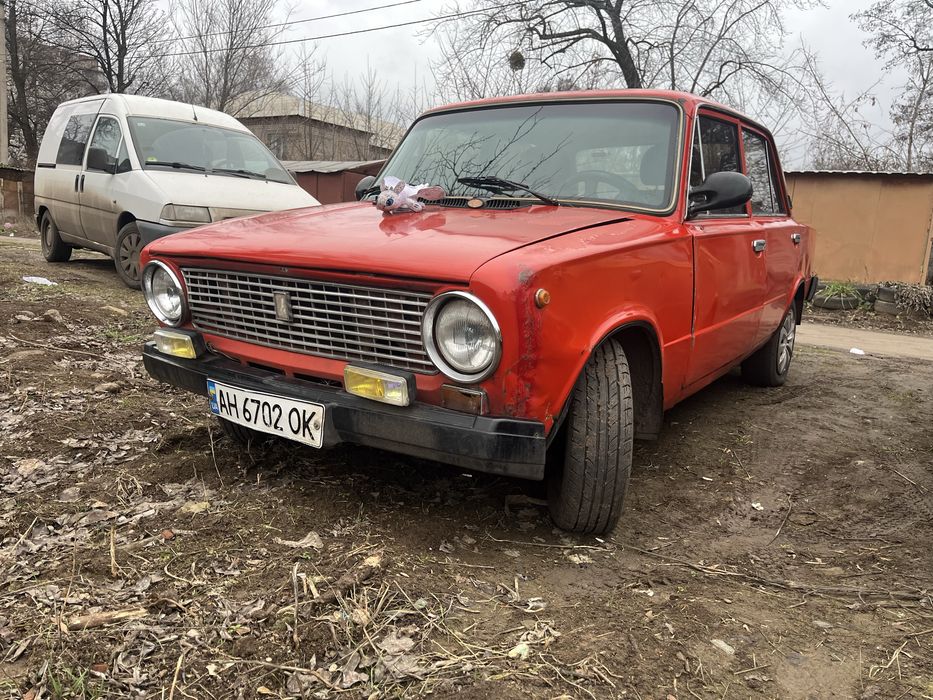 В продаже ваз 2101 в хорошем ,ухоженном состоянии !
Мо мотору и коробке вопросов нет ,запускается с пол пинка . Работает ровно как на газу ,так и на бензине .
Мост не воет 
По кузову 4+ дно и пороги на месте ,есть мелкие коцки ,машина не новая .
Стоит хорошая резина-  сзади бцшка,с переди новое лето .
По электрике все работает ,печка дует ,туманки светят ,стоит музыка с блютусом .
Из нюансов - подстукивает ходовая ,некоторые запчасти есть ,возможно успею сделать !
Продажа по техпаспорту !
Цена 23000 грн 
Возможен торг !