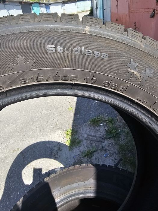 Продам клмплект резины Kumho  Izen kw31. 215/60 r17. Зима
