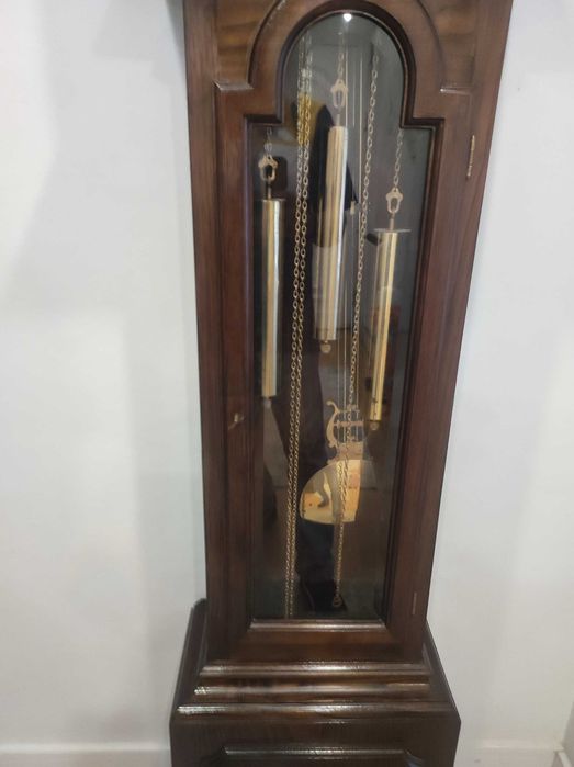 Relógio vintage de pé com pêndulo