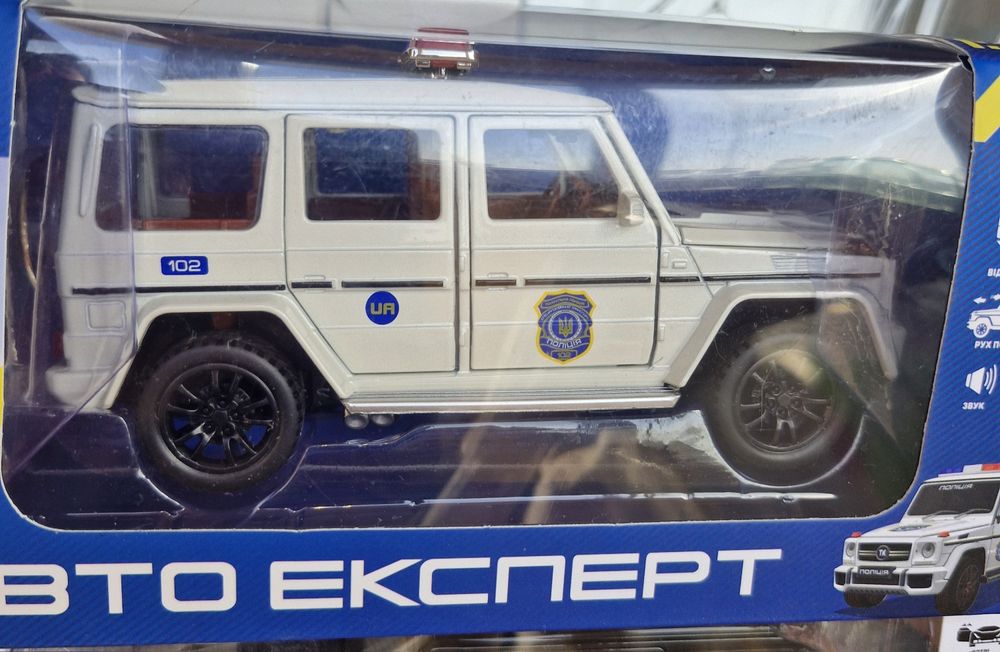 Металева модель Мерседес-Бенц Гелендваген чорний і поліцейський Гелік