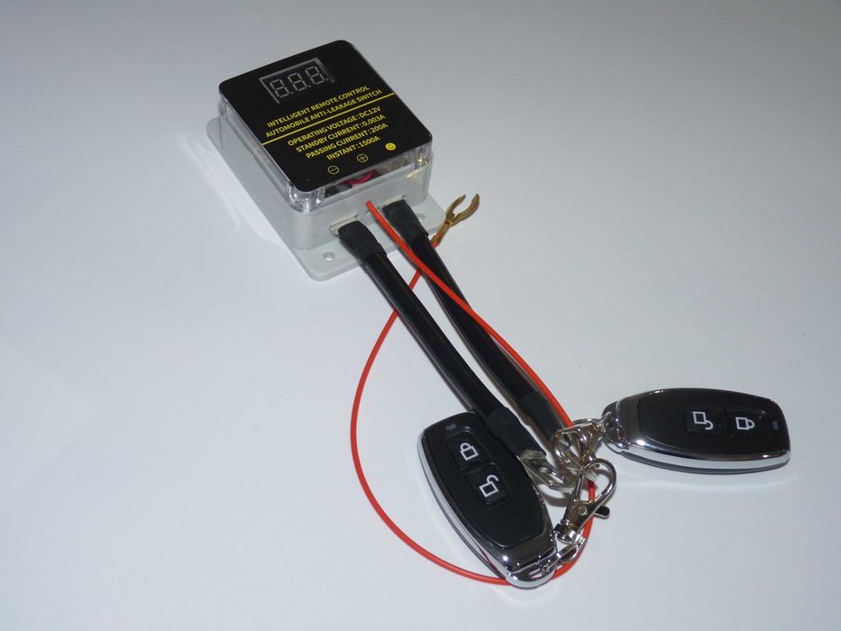 Inteligentny wyłącznik akumulatora 12V z pilotami i woltomierzem LCD