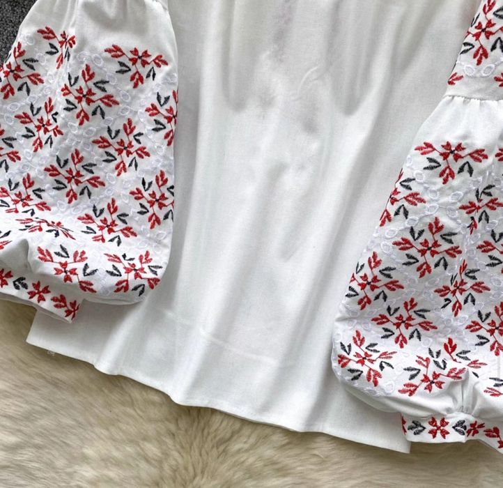 Вишита не знаю блузка.