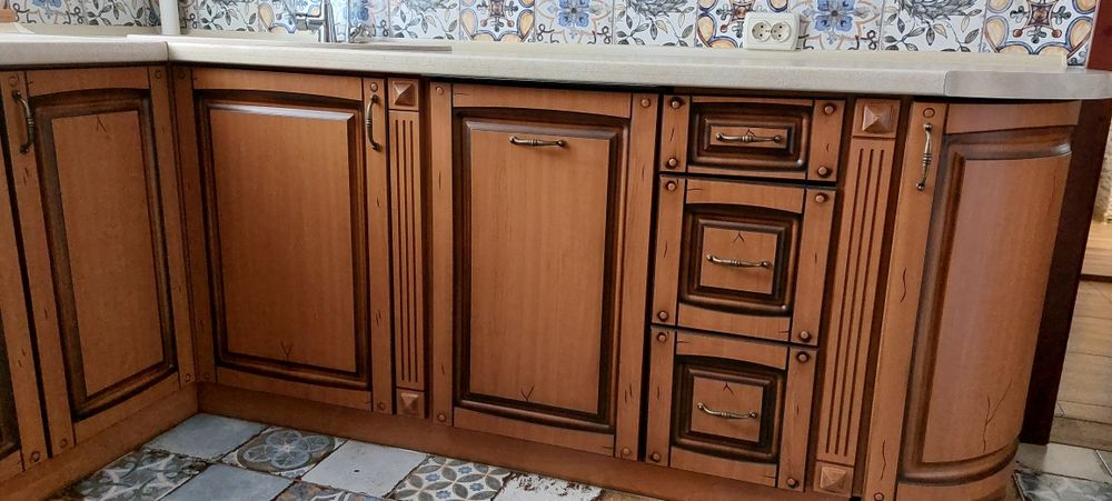 Продається кухня П- подібна.