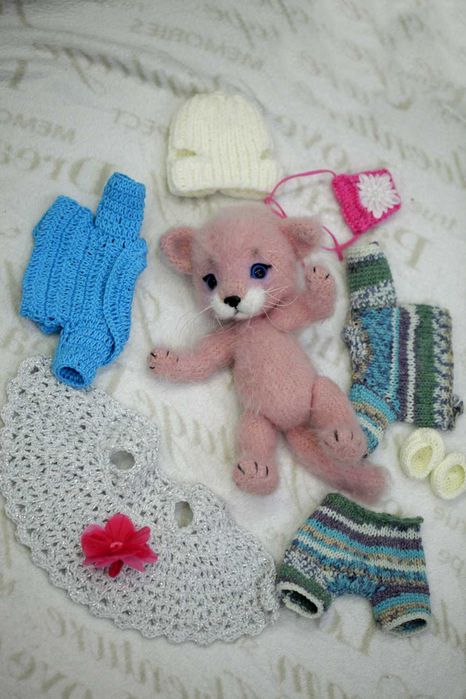 Рожева кошечка з одягом