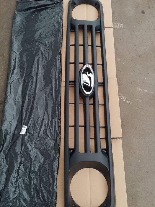 Решётка радиатора на Ниву 2121. 21213 .21214 Нива Урбан с эмблемой.