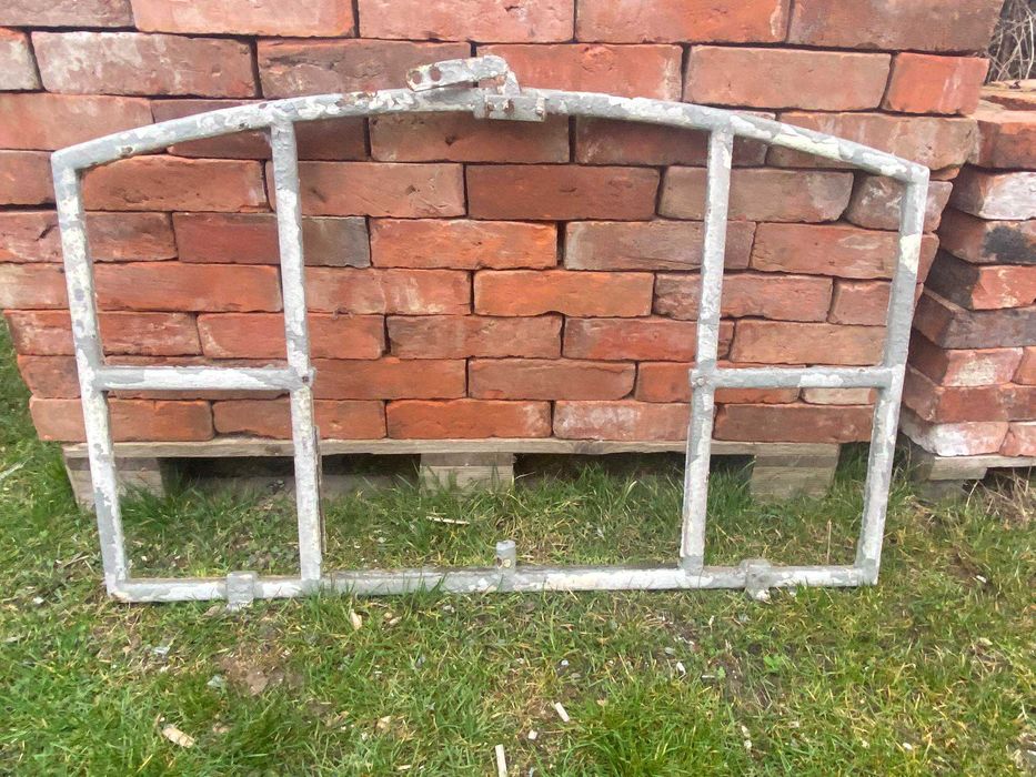 Stare solidne łukowe okno żeliwne