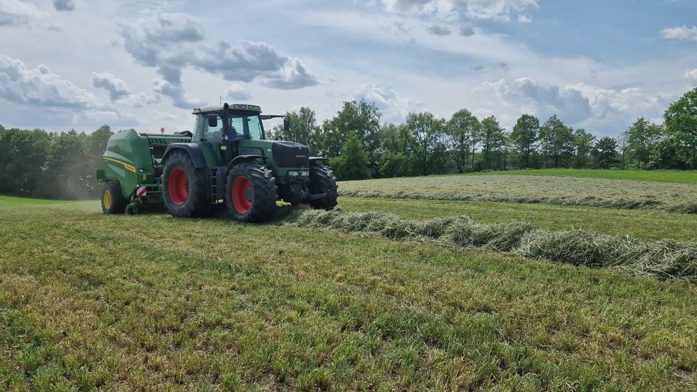 Prasowanie słomy siana sianokiszonki John Deere v451R