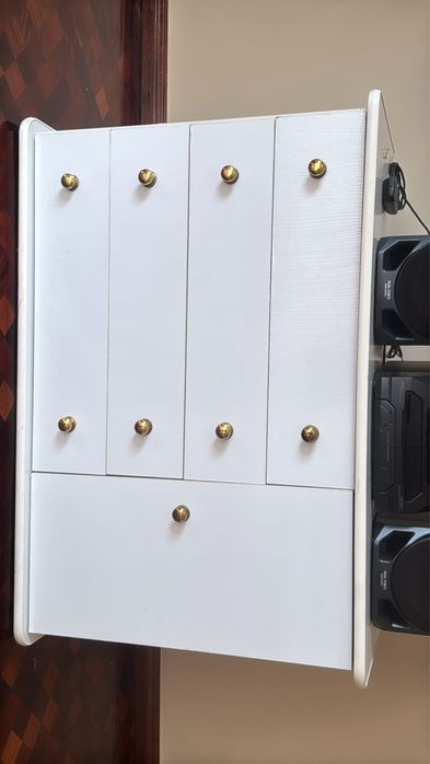 Movel branco em bom estado