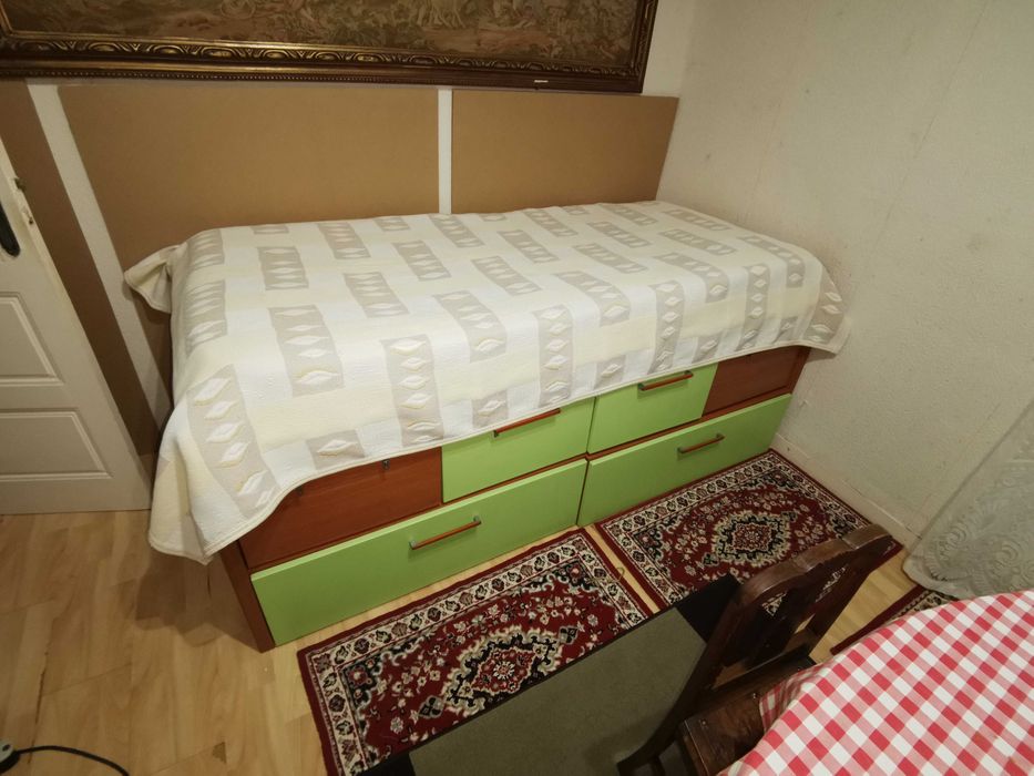 Cama de solteiro com gavetas de arrumação