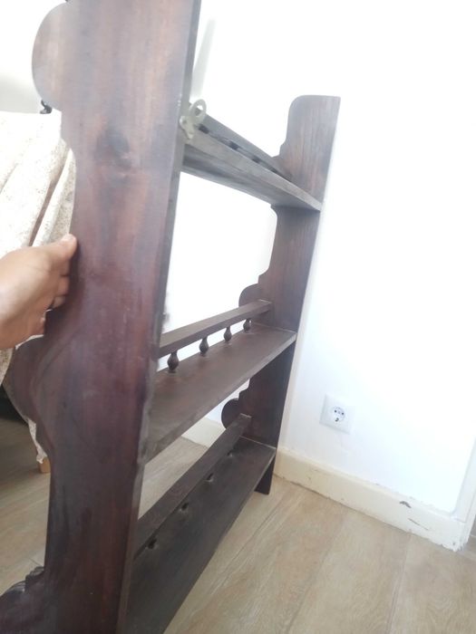Prateleira de madeira (localização Figueira da Foz)