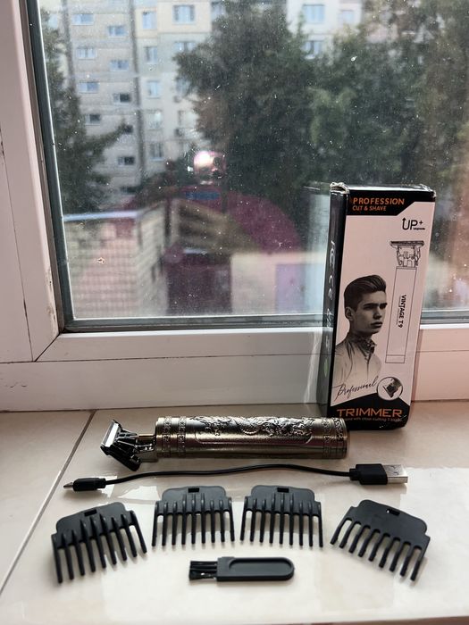 Триммер и 4 насадки.