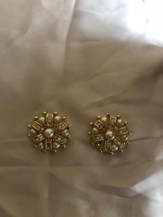 Brincos vintage dourados com pedra