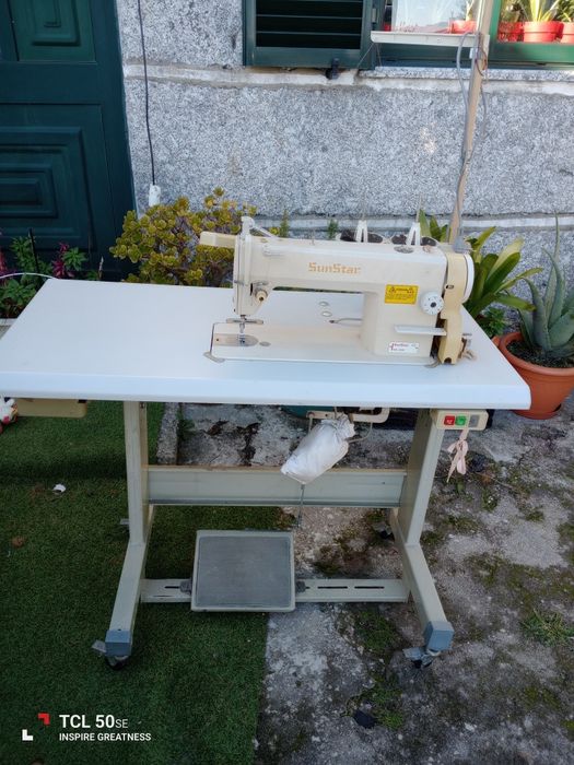 Máquina de costura em muito bom estado.