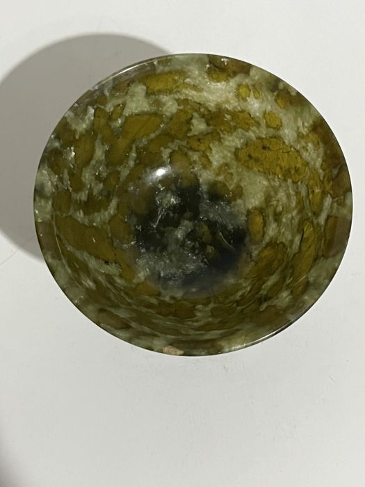 Tigela antiga em jade verde espinafre