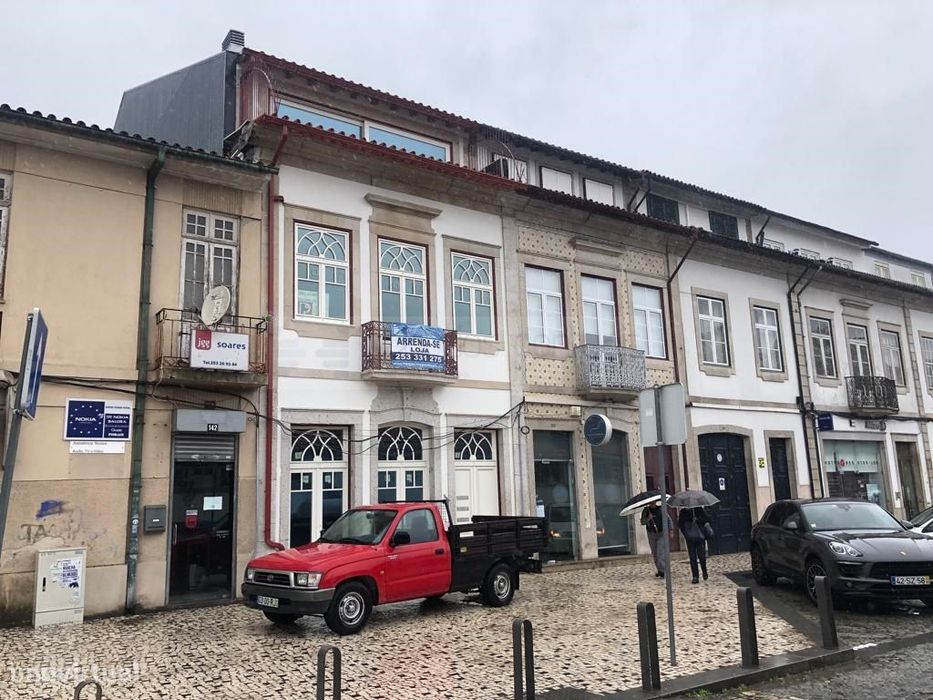 Loja junto ao Mercado Municipal - Centro, nova com pequeno terraço ...