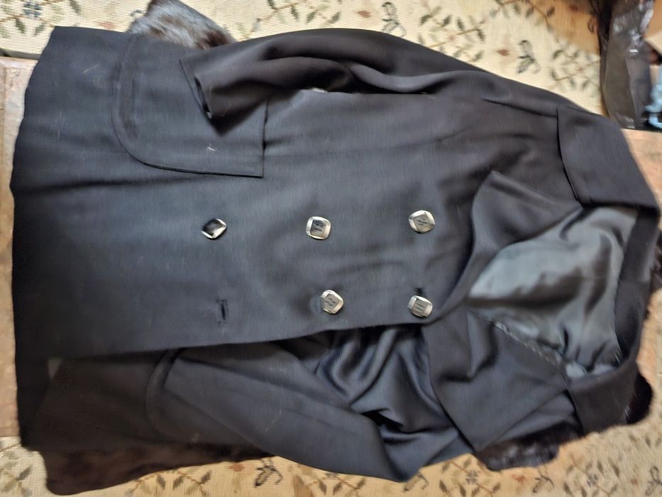 Casaco meia estação, preto com pormenores dourados. Novo  ainda com et