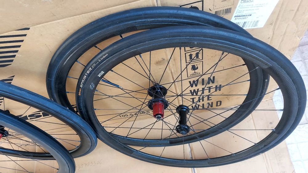 Rodas carbono Roval CLX40 e Zipp 202