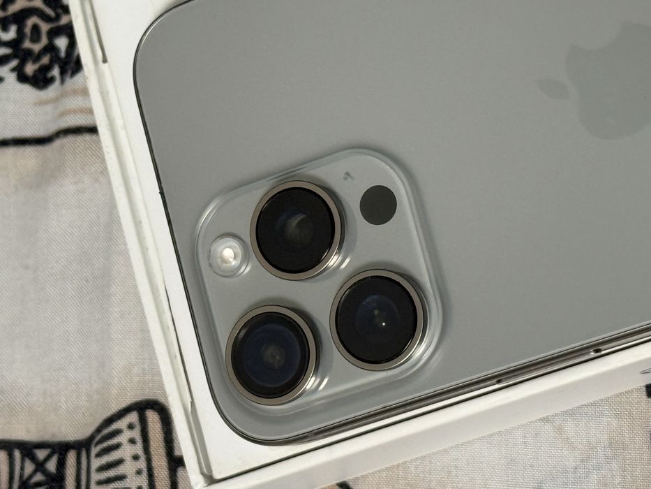 Iphone 15 pro max 256 ios 18.3.2 ESIM LOCK rsim