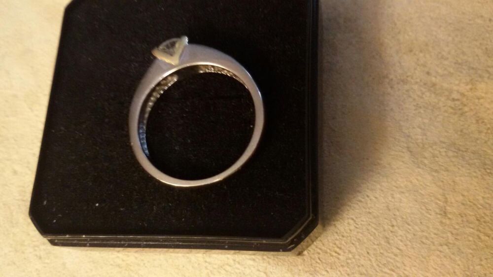 Pierscionek z brylantem 0,33 ct, biale zloto