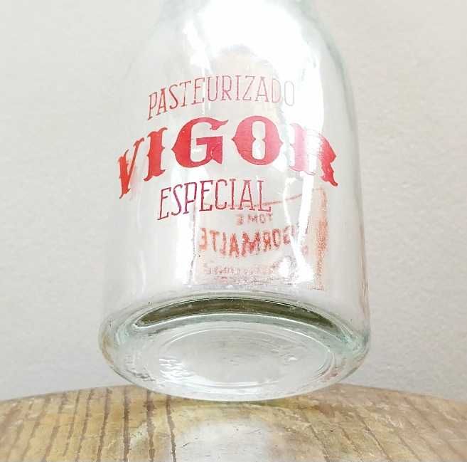 Antiga garrafa leite Vigor pirogravada + desdobrável publicitário