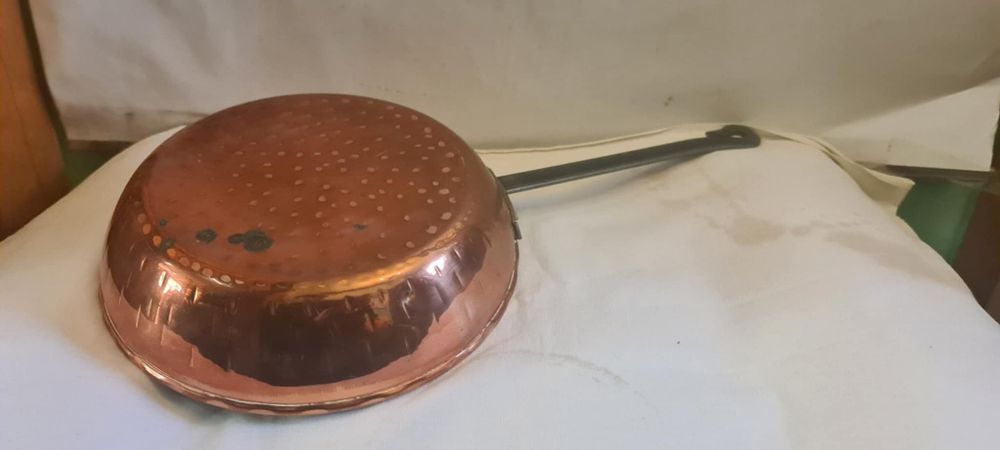 Patelnia miedziana 
Wymiary wysokość 5,5cm, średnicy 20,5cm
Cena 149,-