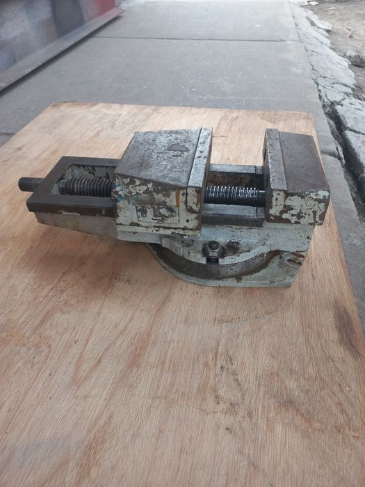 Тіски  станочні .