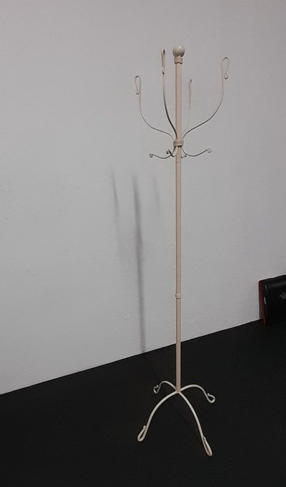 Cabide de ferro branco beje.